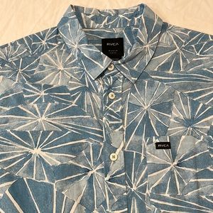 RVCA Men’s M slim fit short-sleeve button down shirt blue pattern